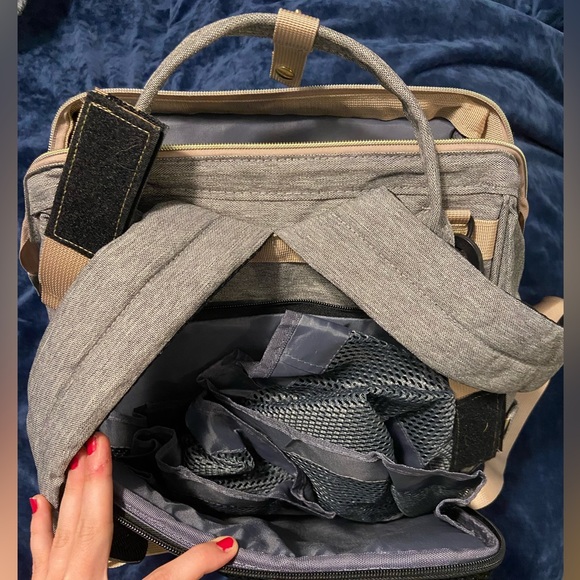 NWT Convertible backpack and diaper bag with bassinet and diaper-changing pad - Picture 6 of 8